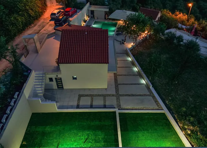 Mediterranean Oasis Seaside With Pool Vila