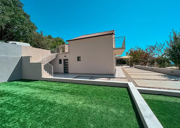 Vila Mediterranean Oasis Seaside With Pool Split