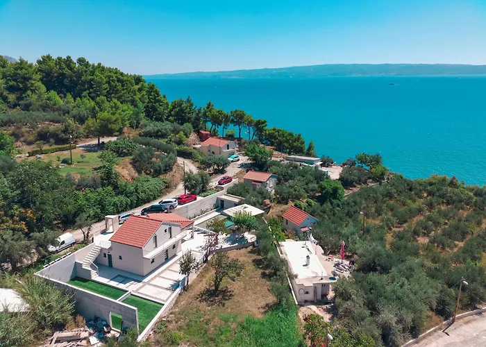 Vila Mediterranean Oasis Seaside With Pool