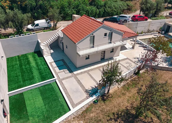 Vila Mediterranean Oasis Seaside With Pool