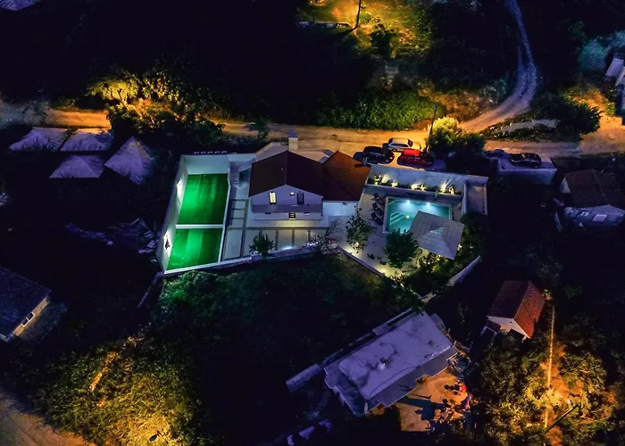 Mediterranean Oasis Seaside With Pool Vila *