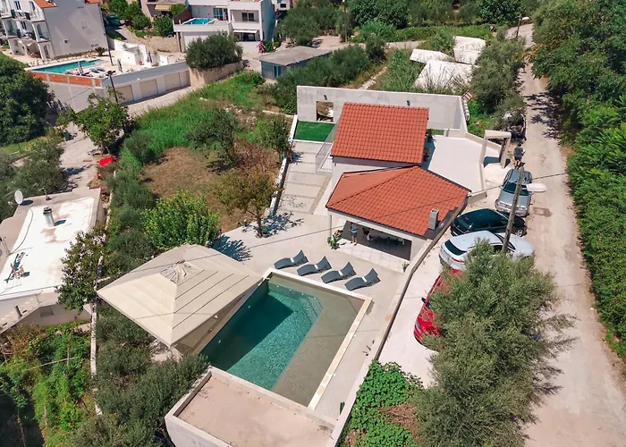 Vila Mediterranean Oasis Seaside With Pool Split