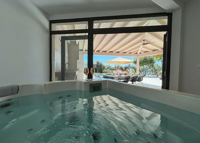 Vila Mediterranean Oasis Seaside With Pool