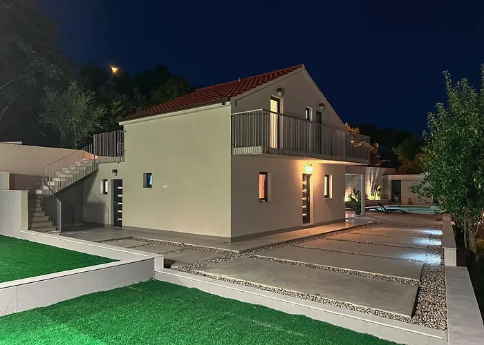 Vila Mediterranean Oasis Seaside With Pool Split
