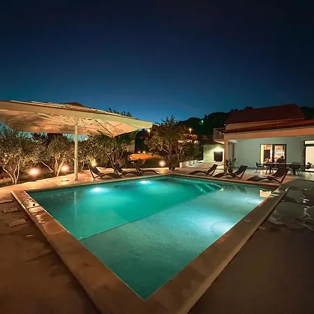 Villa Mediterranean Oasis Seaside With Pool *