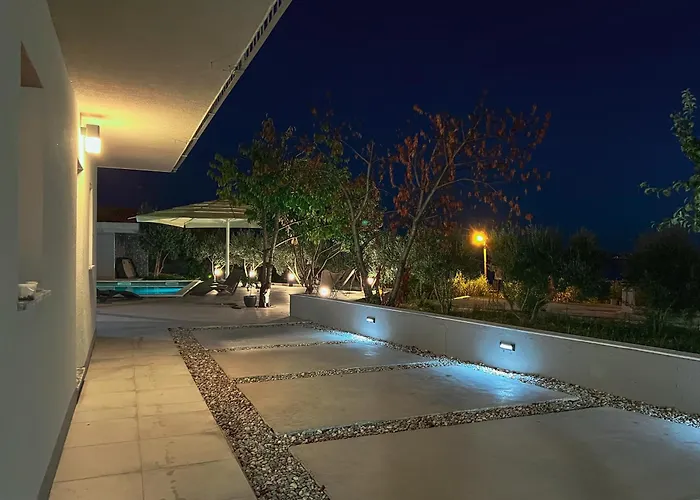 Mediterranean Oasis Seaside With Pool Villa *