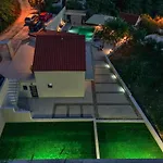 Mediterranean Oasis Seaside With Pool Vila