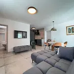 Vila Mediterranean Oasis Seaside With Pool Split