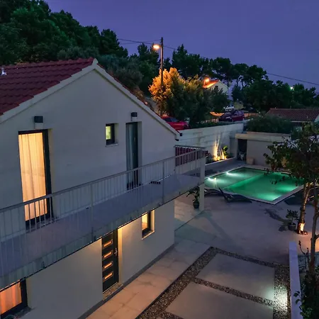 Mediterranean Oasis Seaside With Pool Vila