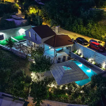 Vila Mediterranean Oasis Seaside With Pool