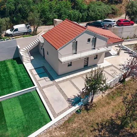 Vila Mediterranean Oasis Seaside With Pool