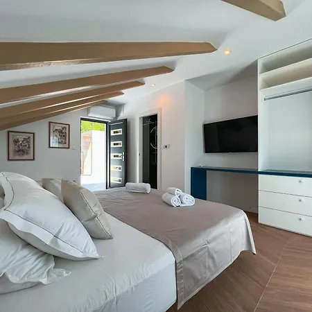 Mediterranean Oasis Seaside With Pool Βίλα