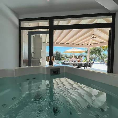 Vila Mediterranean Oasis Seaside With Pool