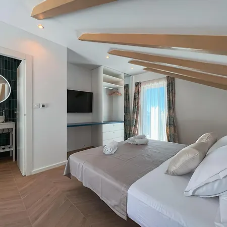 Mediterranean Oasis Seaside With Pool Vila *