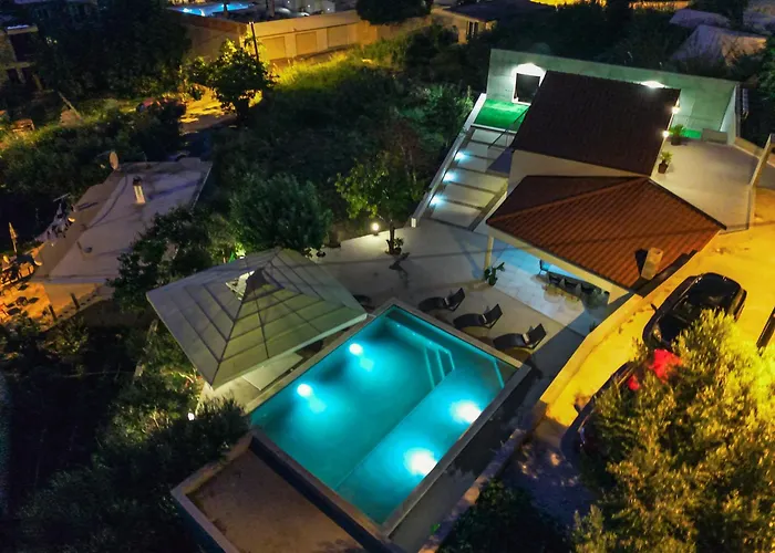 Mediterranean Oasis Seaside With Pool 빌라 스플리트