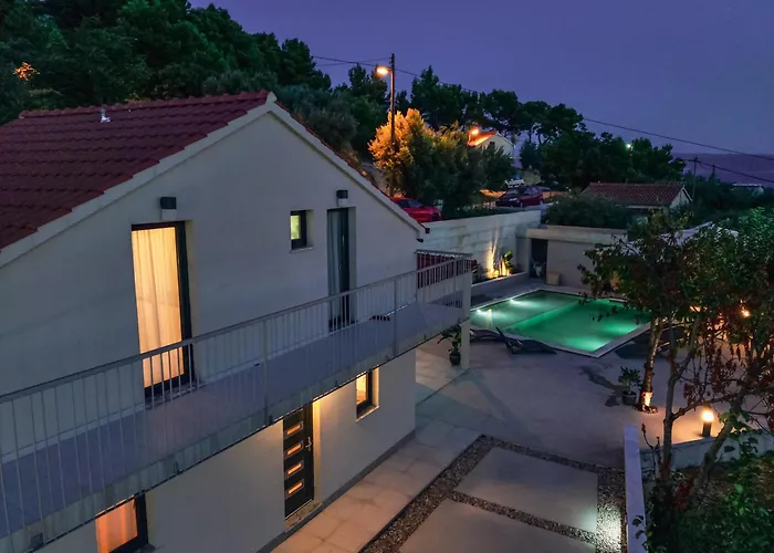 Mediterranean Oasis Seaside With Pool 빌라