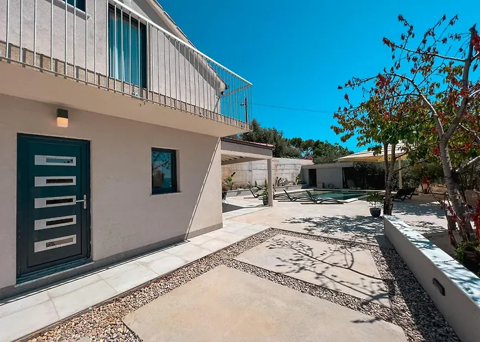 Mediterranean Oasis Seaside With Pool 빌라