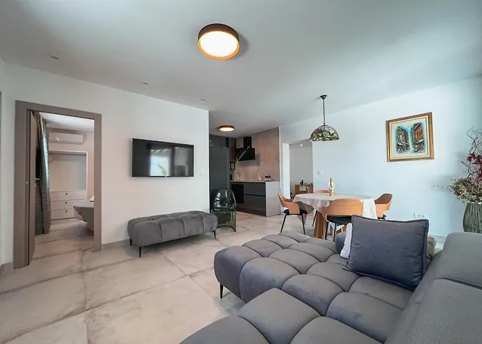 Villa Mediterranean Oasis Seaside With Pool Split