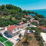 Villa Mediterranean Oasis Seaside With Pool *
