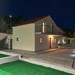 Villa Mediterranean Oasis Seaside With Pool Spalato