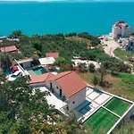 Villa Mediterranean Oasis Seaside With Pool *