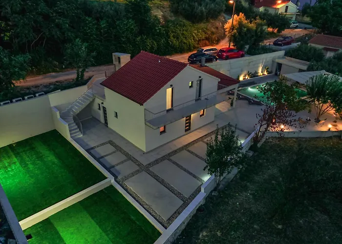 Villa Mediterranean Oasis Seaside With Pool *